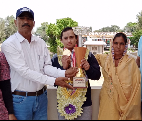 राष्ट्रीय पावर लिफ्टिंग में गोल्ड जीतने के बाद घर पहुंचीं मंजू रानी