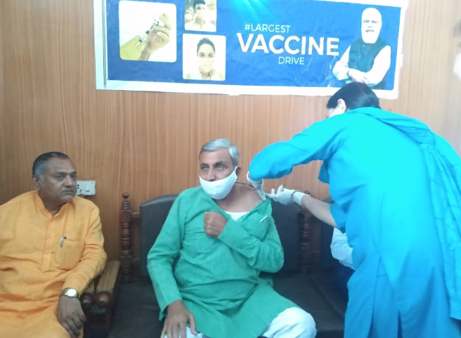 Corona vaccine flash : मंत्री जेपी दलाल ने लिया कोरोना वैक्सीन का डोज