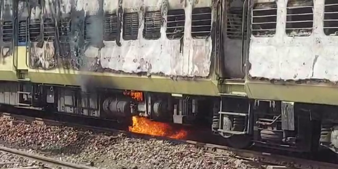 Karnal Burning Train: भीषण आग की चपेट में ट्रेन की चार बोगियां