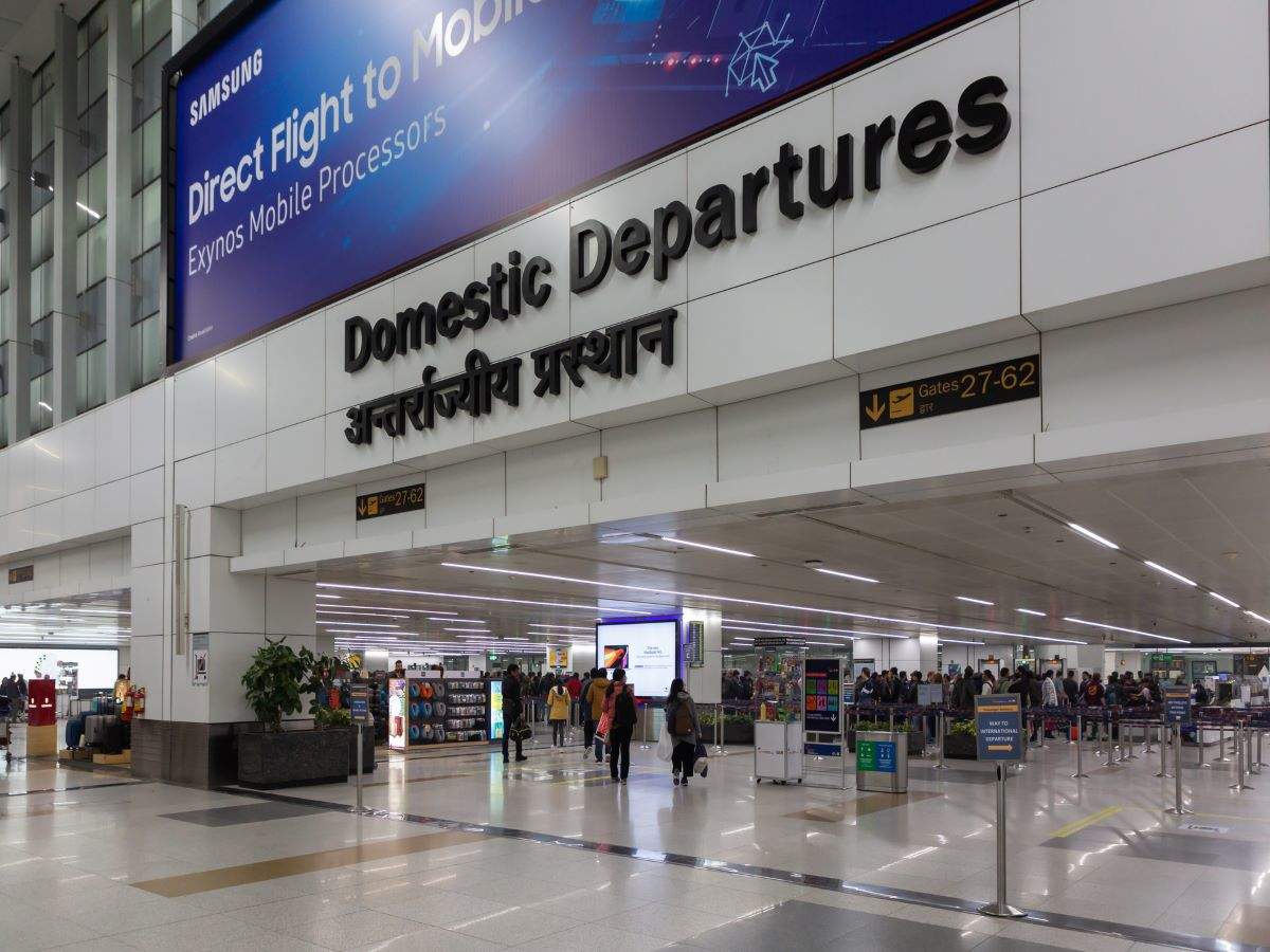 Indira Gandhi International Airport: बम से उड़ाने की धमकी, जानिए किसने भेजा मेल