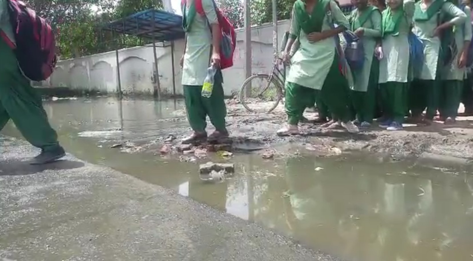 सोनीपत के मुरथल गांव में फैली गंदगी से ग्रामीणों में रोष