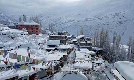 Snowfall In Himachal ठंड बढ़ी, कई रास्ते बाधित