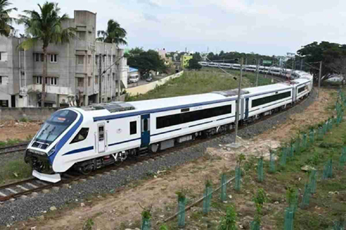 Vande Bharat Express से वाराणसी जाने वाले यात्री गर्मागर्म खाना बुक करने के लिए उठाएं यह कदम