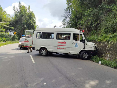 Ambulance Accident पार्थिव शरीर को ला रही एंबुलेंस पहाड़ी से टकराई