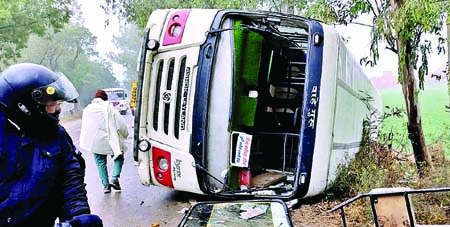 Accident In Jind ट्रक ने परिवहन समिति बस को मारी साइड, बस पलटी