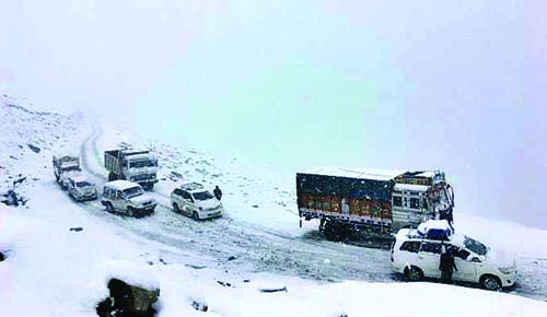 Himachal Weather Today मौसम खुला, लेकिन राहत नहीं, कड़ाके की ठंड से ठिठुर रहे लोग