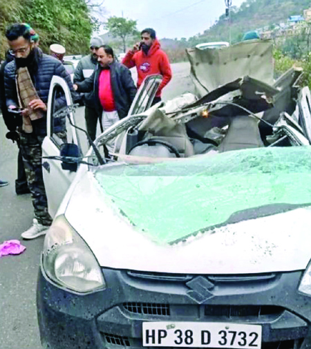 Chamba Accident कार पर पहाड़ से गिरा बड़ा पत्थर, चालक की मौके पर ही मौत