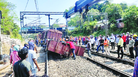 Goods Train Derailed at Aluva मालगाड़ी के 4 डिब्बे पटरी से उतरे