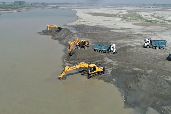 Illegal Mining of Sand in Yamuna River: अवैध माइनिंग पर पक्ष और विपक्ष ने उठाए सवाल, नियमों को ताक पर रखकर रेत की माइनिंग