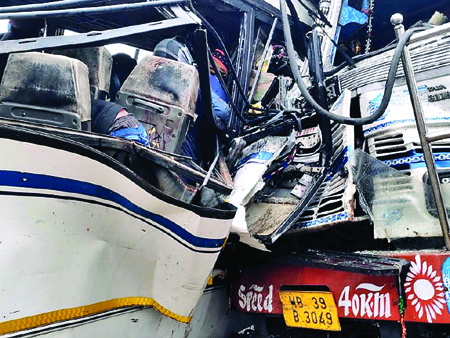 Jharkhand Big Accident ट्रक से भिड़ी बस, 16 लोगों की मौत