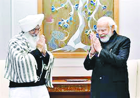 PM Modi Meets Dera Byas chief Gurvinder Dhillon जालंधर रैली से पहले डेरा ब्यास पहुंचे मोदी