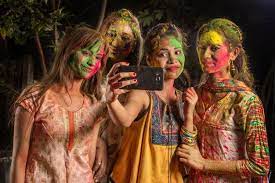 Know How to Save Your Phone and Expensive Gadgets From Water on Holi होली पर अपने फोन व महंगे गैजेटस को पानी से कैसे बचाएं जाने