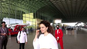 कंगना रनौत एयरपोर्ट पर नज़र आयी  Kangana Ranaut Spotted at Airport