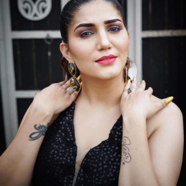 Sapna Chaudhary लखनऊ कोर्ट पहुंची, पुलिस ने कस्टडी में लिया, बाद में रिहा