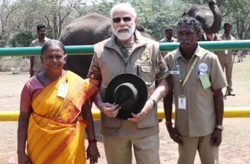 PM Modi Meets The Elephant Whisperers Couple: पीएम नरेंद्र मोदी ने डॉक्यूमेंट्री शॉर्ट फिल्म ‘द एलिफेंट व्हिस्परर्स’ के लीड एक्टर्स से मुलाकात की