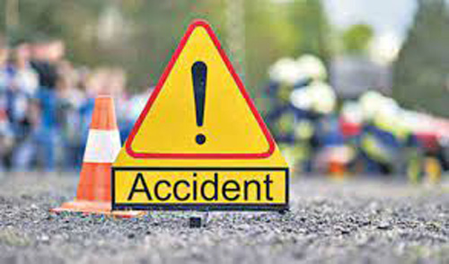 Accident in Utter pradash :  डिवाइडर से टकराई बेकाबू कार, महिला अधिकारी समेत दो की मौत