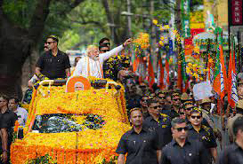 PM Modi Roadshow in Bangalore : प्रधानमंत्री ने दूसरे दिन बेंगलुरु में रोड शो निकाला, लोगों ने बरसाए फूल