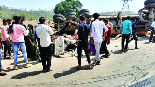 Accident In MP : ट्रक एक वाहन पर पलटा, 2 बच्चाें समेत 7 लोगों की मौत