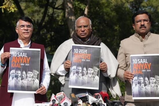 Congress Releases Black Paper : कांग्रेस ने मोदी सरकार की ‘विफलताओं’ के खिलाफ जारी किया ‘ब्लैक पेपर’