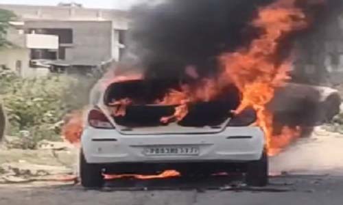 Moving Car Catches Fire : अंबाला में चलती कार में लगी आग, बड़ा हादसा टला