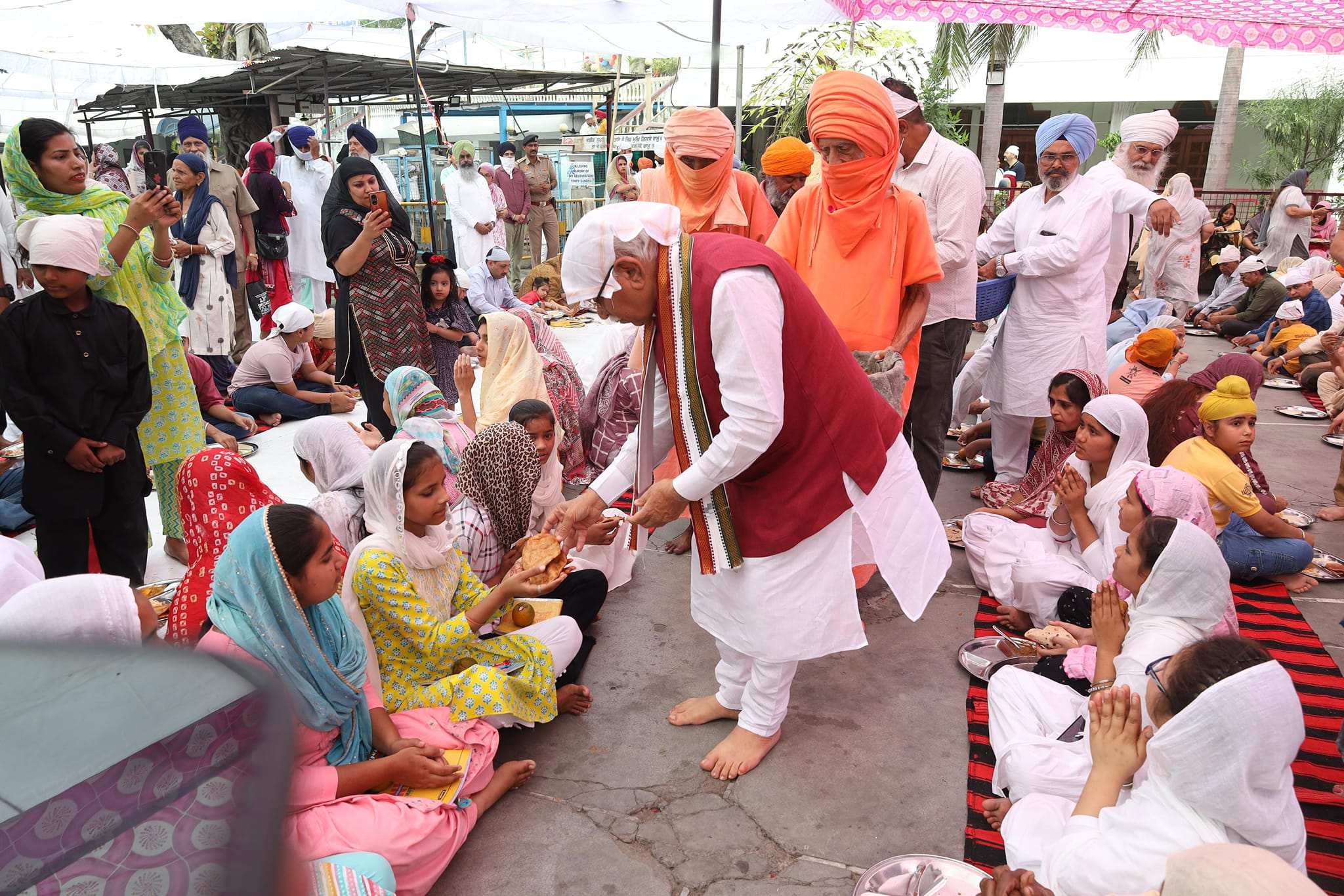 Former CM Manohar Lal Khattar : पूर्व सीएम मनोहर लाल खट्टर ने करनाल के गुरुद्वारा साहिब में टेका माथा