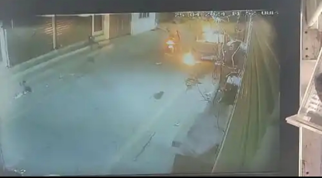 Car Set On Fire In Fatehabad : ससुराल आए युवक की गाड़ी का पहले तोड़ा शीशा, फिर लगाई आग 