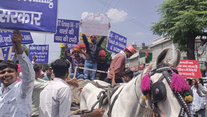 Karnal Unemployed Youth Procession : सीईटी ग्रुप 56-57 के बेरोजगार युवाओं ने निकाली बेरोजगारों की बारात 