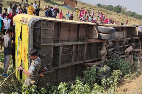 Ranchi School Bus Accident : स्कूल बस के पलट जाने से कई बच्चे घायल