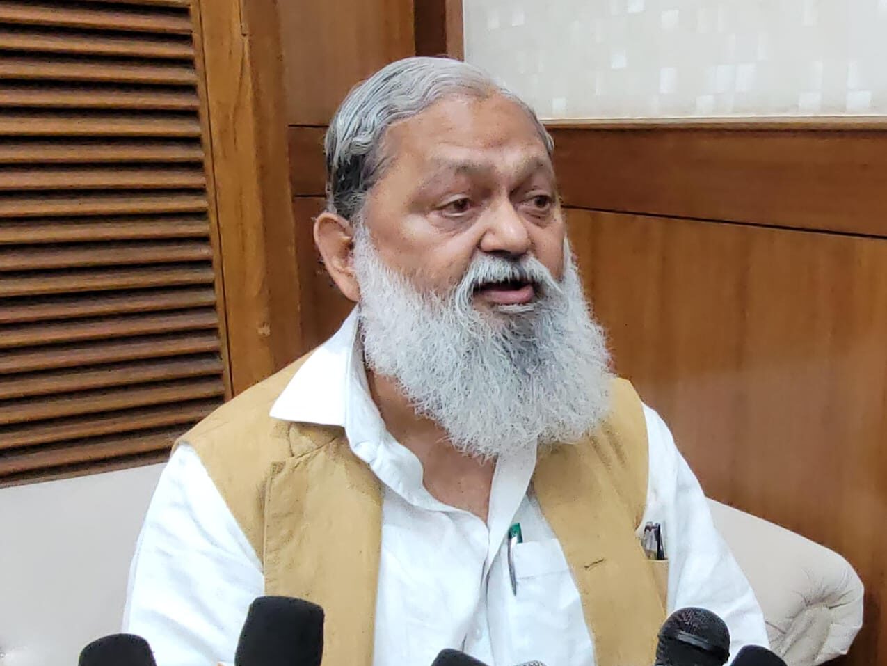 Former Home Minister Anil Vij : अगर मेरा बस चलता तो मैं एक भी आदमी-नेता को पार्टी छोड़कर जाने नहीं देता : अनिल विज