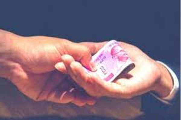 Clerk Arrested Taking Bribe : सोनीपत के पंचायती राज विभाग में कार्यरत क्लर्क रिश्वत लेते हुए रंगे हाथों गिरफ्तार