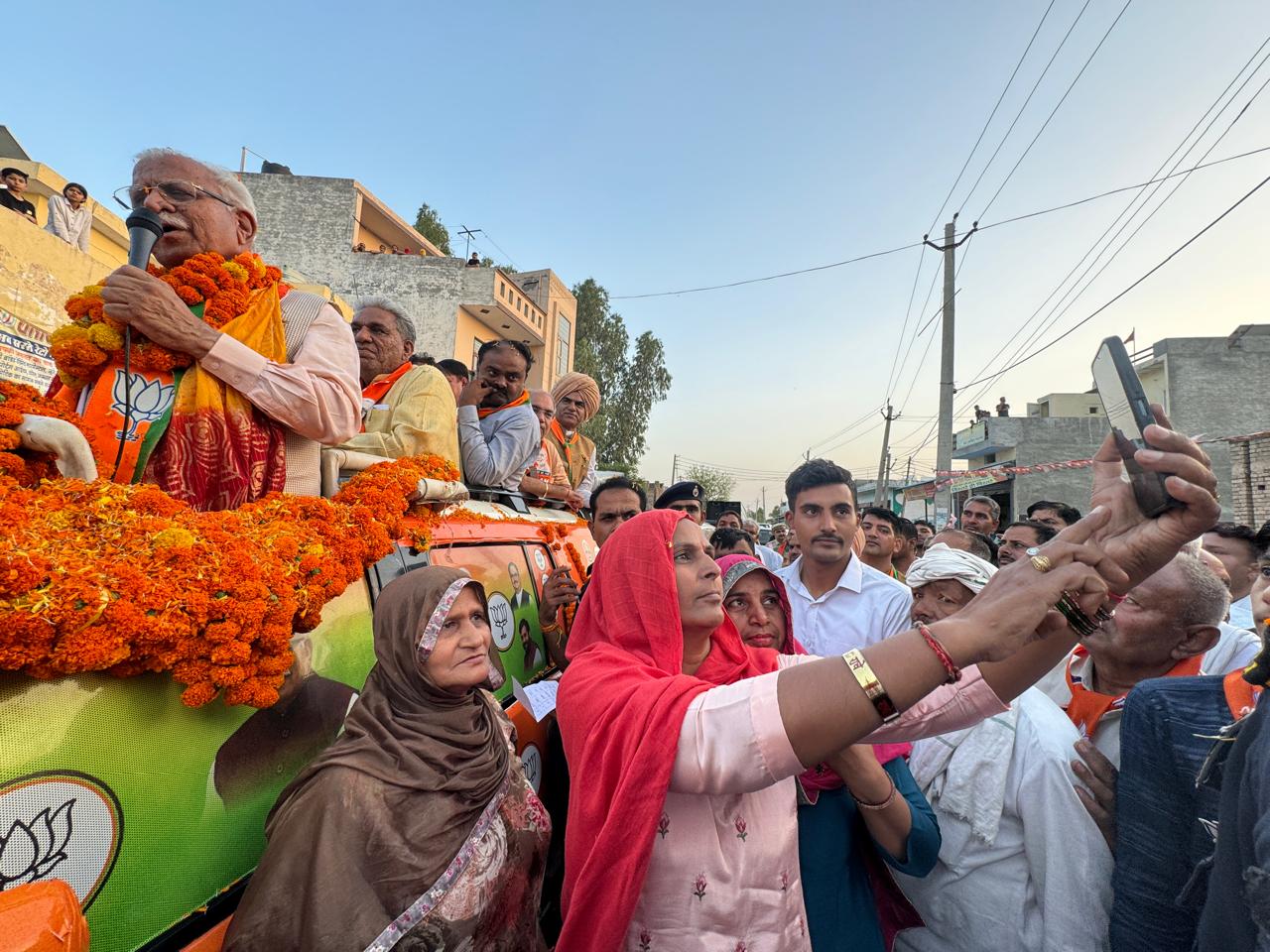 Selfie With Manohar Lal : महिलाओं ने मनोहर के साथ ली सेल्फी, कहा – मनोहर को दिलाएंगे बड़ी जीत