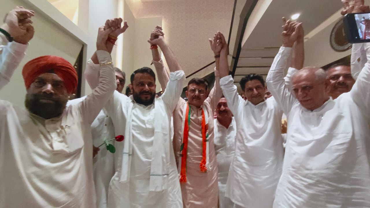 BJP Leader Manoj Wadhwa Joined Congress : दीपेंद्र हुड्डा एवं अशोक अरोड़ा की मौजूदगी में कांग्रेस में शामिल हुए भाजपा नेता मनोज वाधवा