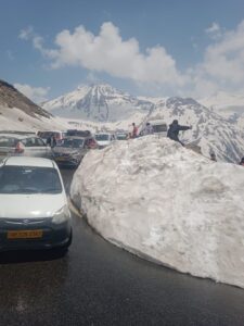 Tourists Allowed To Go To Rohtang 