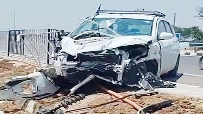 Road Accident in Fatehabad : अनियंत्रित कार ग्रिलों को तोड़ते हुए पलटी, महिला की मौत