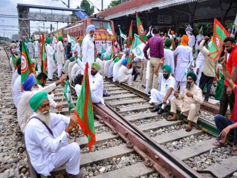 Farmers Protest : शंभू रेलवे स्टेशन के पास किसानों के धरने को 30 दिन पूरे, कई ट्रेनें लगातार प्रभावित