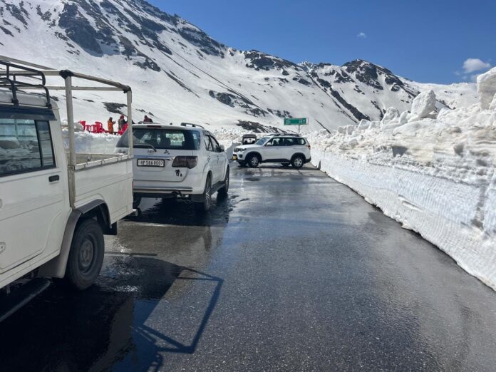 Tourists Allowed To Go To Rohtang
