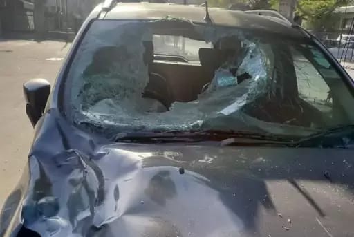 Bull Attacks Family Riding In Car : सांड ने किया कार सवार परिवार पर हमला, घायलों की आंखों में घुसे कार के टूटे शीशे के टुकड़े 