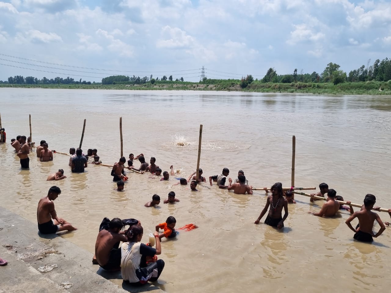 Three Kawadias Drowned : यमुना नदी में एक महिला समेत तीन कावड़िया डूबे, गोताखोरों ने सुरक्षित निकाल दिया प्राथमिक उपचार 