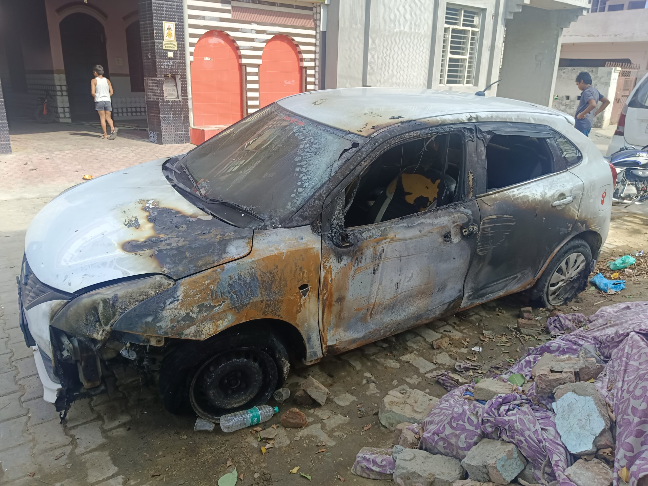 Car Caught Fire : घर में खड़ी कार में लगी आग, आतिशबाजी से आग लगने की आशंका