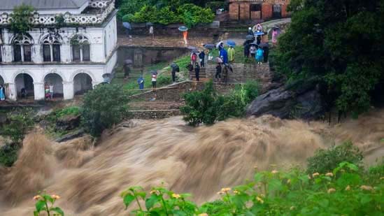 Nepal Landslide : 2 बसें नदी में गिरीं, 60 यात्री लापता, ड्राइवर सहित 7 भारतीयों की मौत