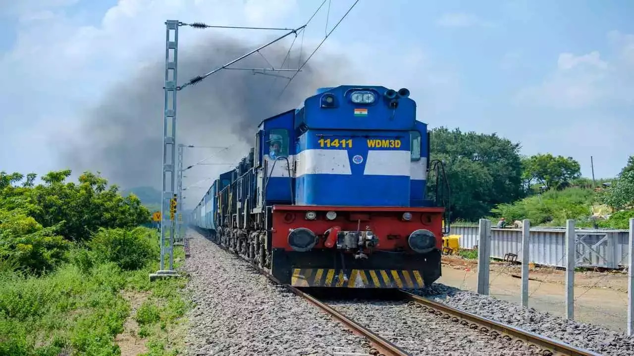 Haryana Train News: अनुरक्षण कार्य के कारण रेल यातायात हुई प्रभावित, हरियाणा के रेवाड़ी से गुजरने वाली 2 ट्रेने रद्द