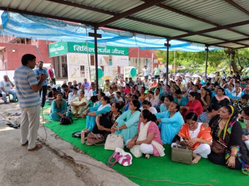 NHM Employees Protest : मांगें पूरी नहीं होती, तब तक पीछे नहीं हटेंगे एनएचएम कर्मचारी