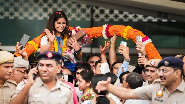 Manu Bhaker’s Welcome : मनू के स्वदेश लौटने पर दिल्ली में ढोल-नगाड़ों से भव्य स्वागत