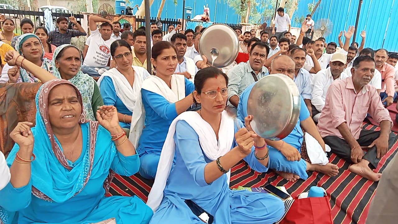 NHM Employees Protest In Bhiwani : धरने के 15वें दिन एनएचएम कर्मचारियों ने ताली व थाली बजाकर सरकार को चेताने का किया प्रयास