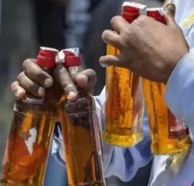 Illegal Liquor Recovered : पुलिस ने एक घर में छापेमारी कर अवैध शराब एवं बनाने में प्रयोग होने वाला सामान किया बरामद