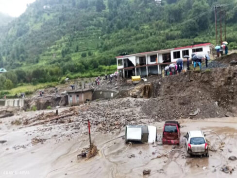 Himachal News : अब नालों से 5 मीटर और नदी से 7 मीटर दूर करना होगा भवनों का निर्माण