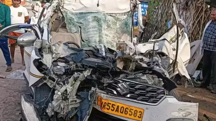 Major Accident in UP : हाईवे पर खड़े ट्रक से टकराई कार, 4 लोगों की मौत