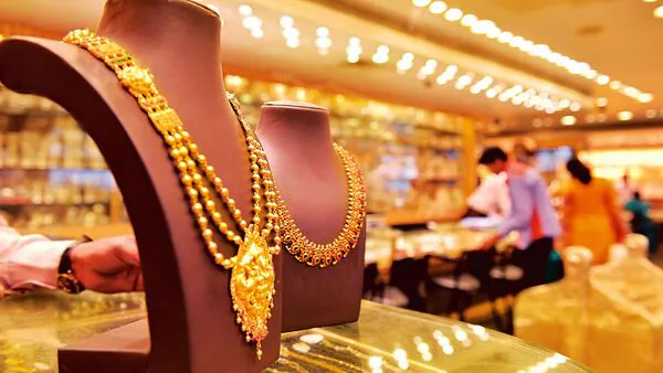 Gold Rate Today : अंतरराष्ट्रीय स्तर पर सोने की कीमतों में गिरावट आई