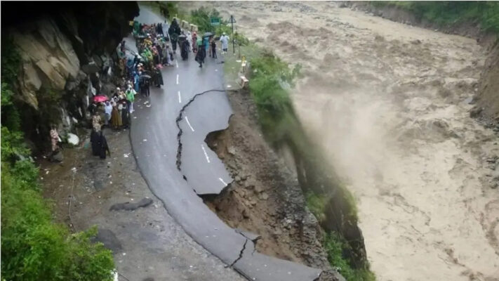 Cloudburst in Uttarakhand : भारी बारिश में बादल फटा, कई सड़कें तबाह