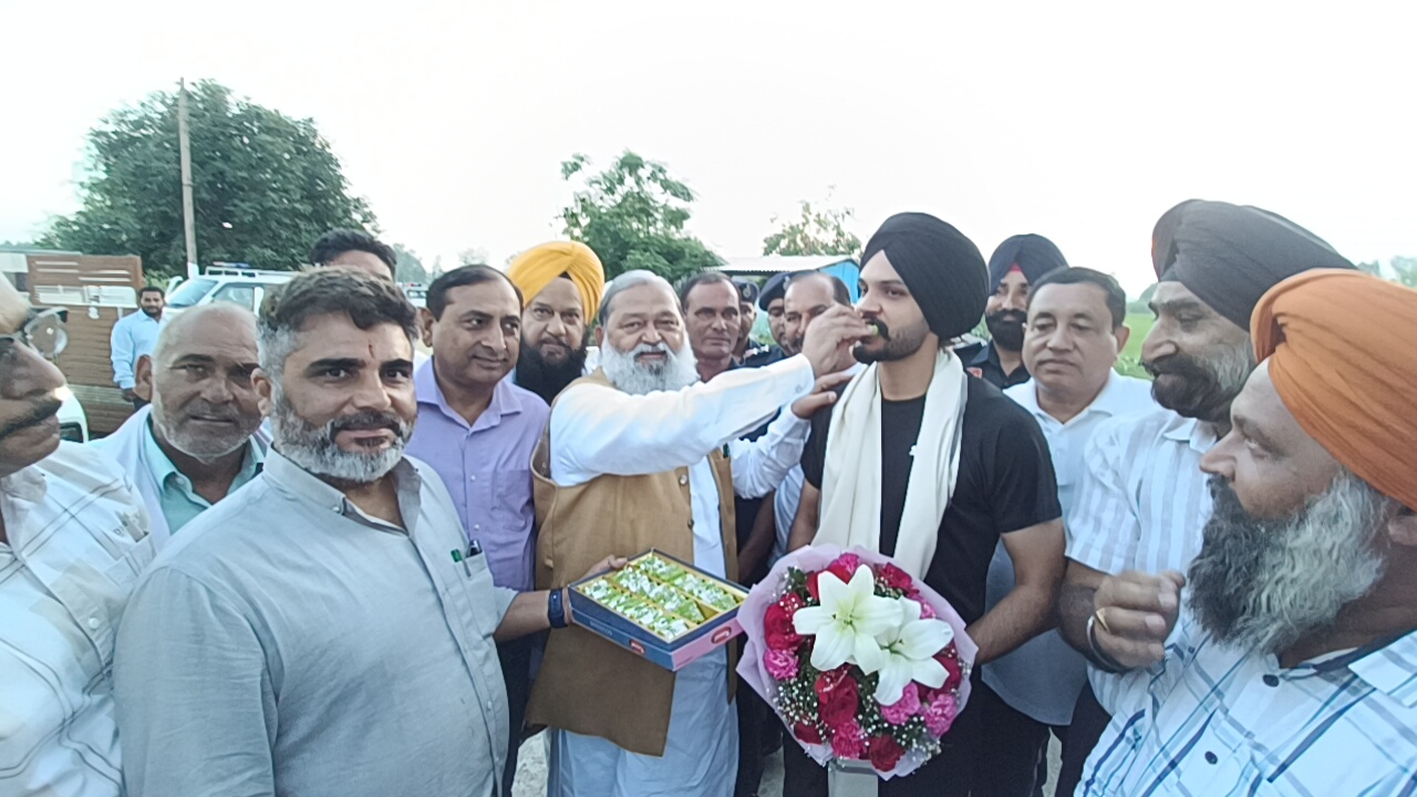 Paris Olympics Winner Sarabjot Singh : अनिल विज पेरिस ओलंपिक के विजेता खिलाड़ी सरबजोत सिंह से मिलने अंबाला में धीन गांव पहुंचे